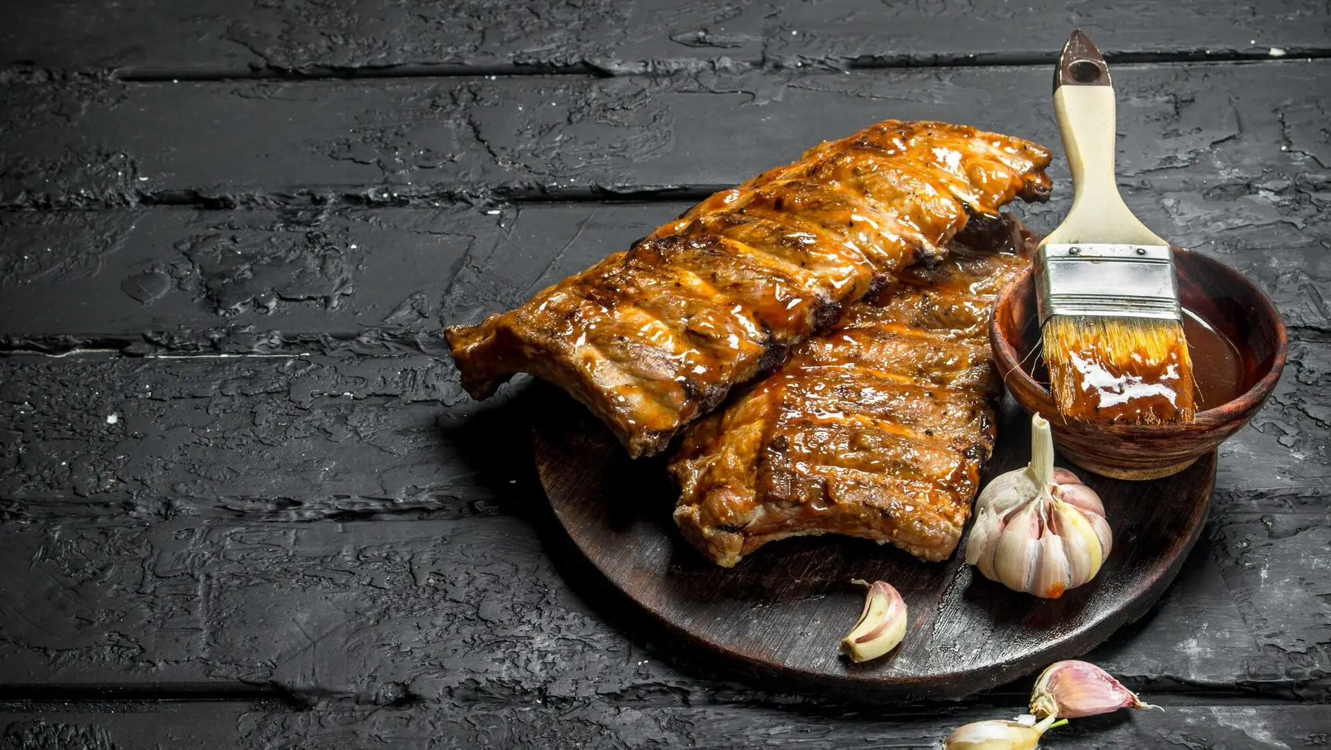 Grilled ribs with sauce.